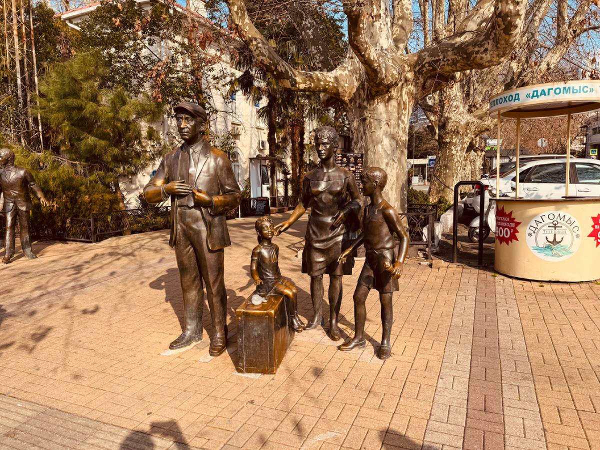 Бронзовые скульптуры героев фильма «Бриллиантовая рука», г. Сочи