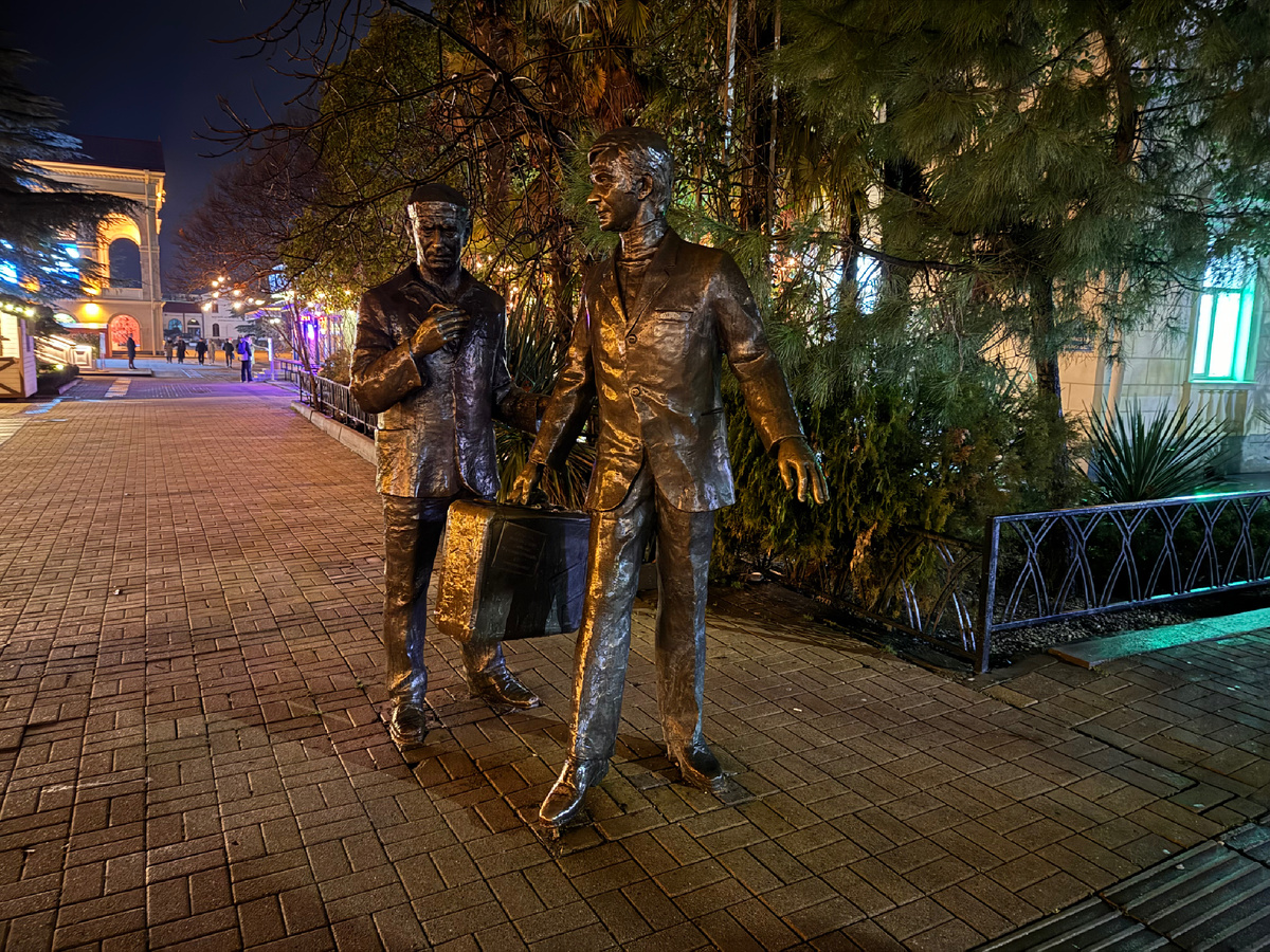 Бронзовые скульптуры героев фильма «Бриллиантовая рука», г. Сочи