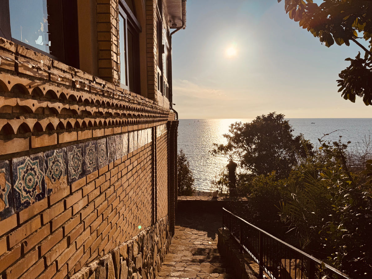 Лестница вниз к набережной г. Сочи