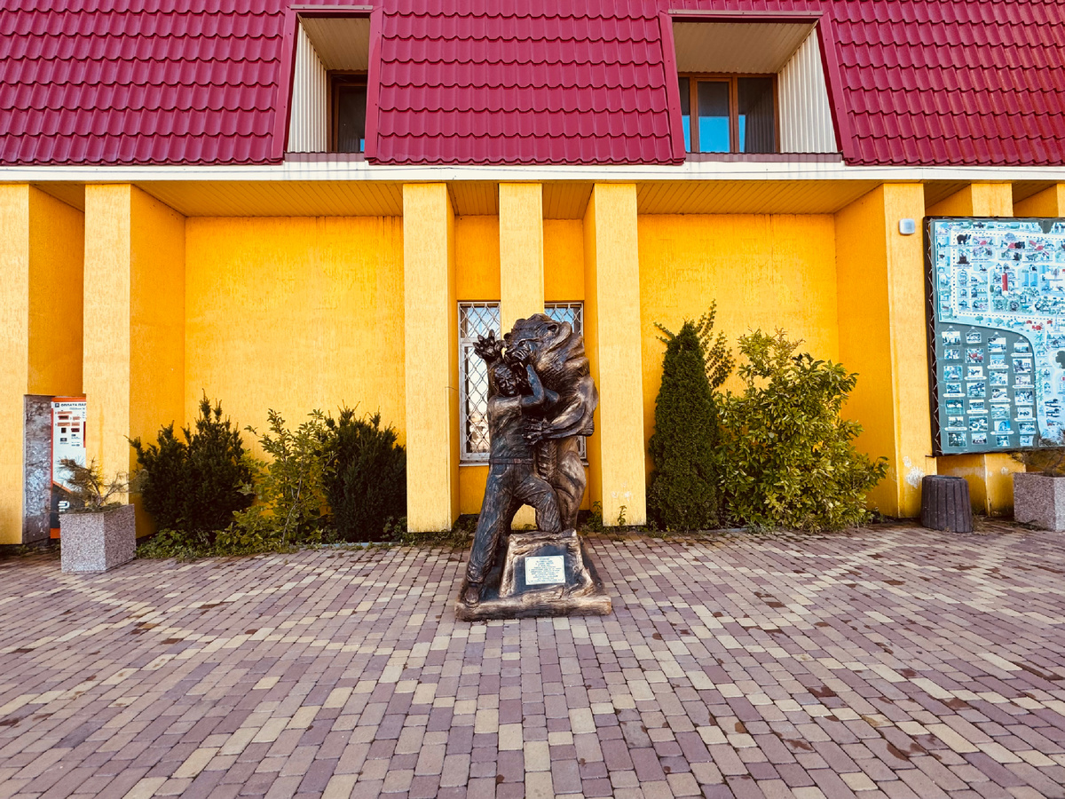 На входе стоит скульптура сражения Олега Зубова со львом, Парк львов «Тайган», Крым, г. Белогорск