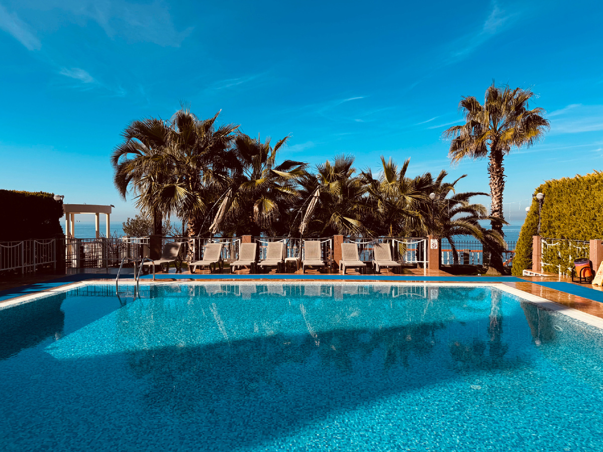 Бассейн в отеле Alex Resort & Spa Hotel, г. Гарга, Абхазия Бассейн в отеле Alex Resort & Spa Hotel, г. Гарга, Абхазия