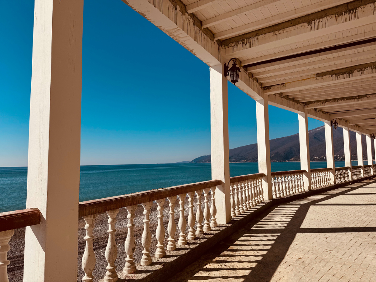 Набережная рядом с отелем Alex Resort & Spa Hotel, г. Гарга, Абхазия Набережная рядом с отелем Alex Resort & Spa Hotel, г. Гарга, Абхазия