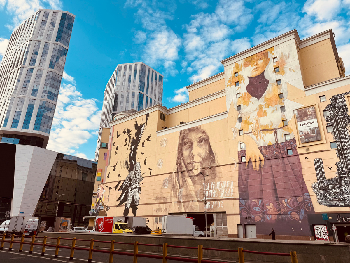 ТЦ напротив Курского вокзала, г. Москва