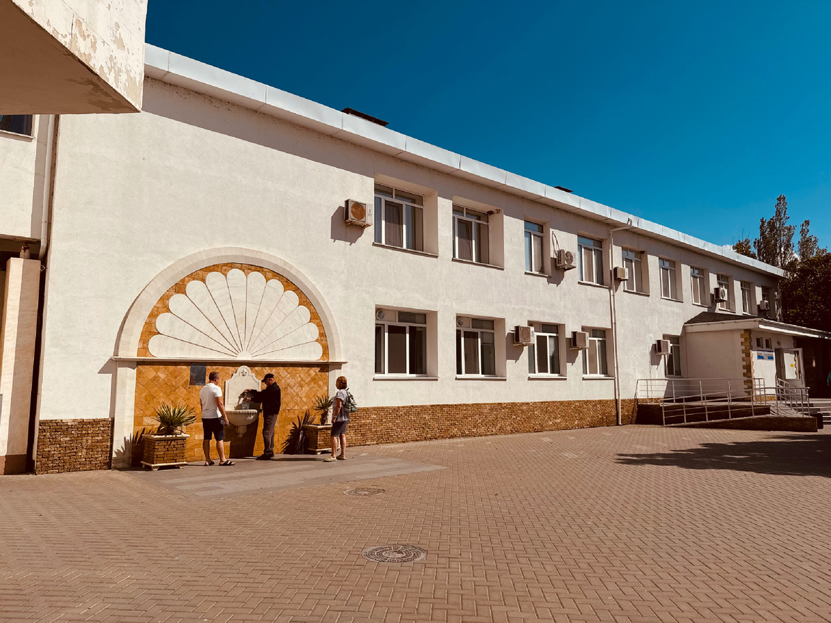 Лечебный корпус и кран с минеральной лечебной водой. Санаторий «Полтава-Крым» г. Саки