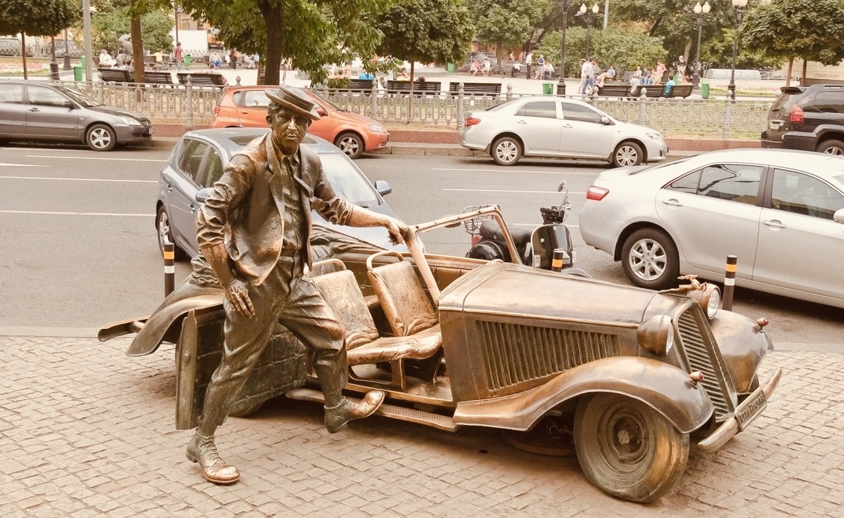 Памятник Юрию Никулину на Цветном бульваре, г. Москва, фото взято с просторов интернета 😁