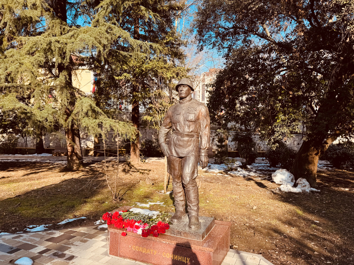Памятник солдату-сочинцу, Комсомольский сквер, г. Сочи Памятник солдату-сочинцу, Комсомольский сквер, г. Сочи